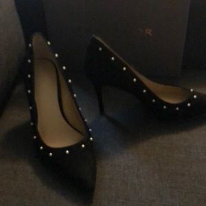 Ann Taylor Loretta pearl trim pump